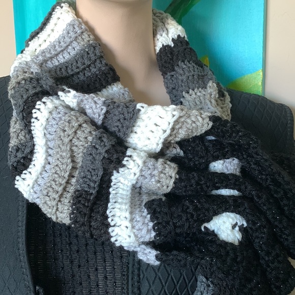 Womens crocheted scarf - Picture 2 of 7